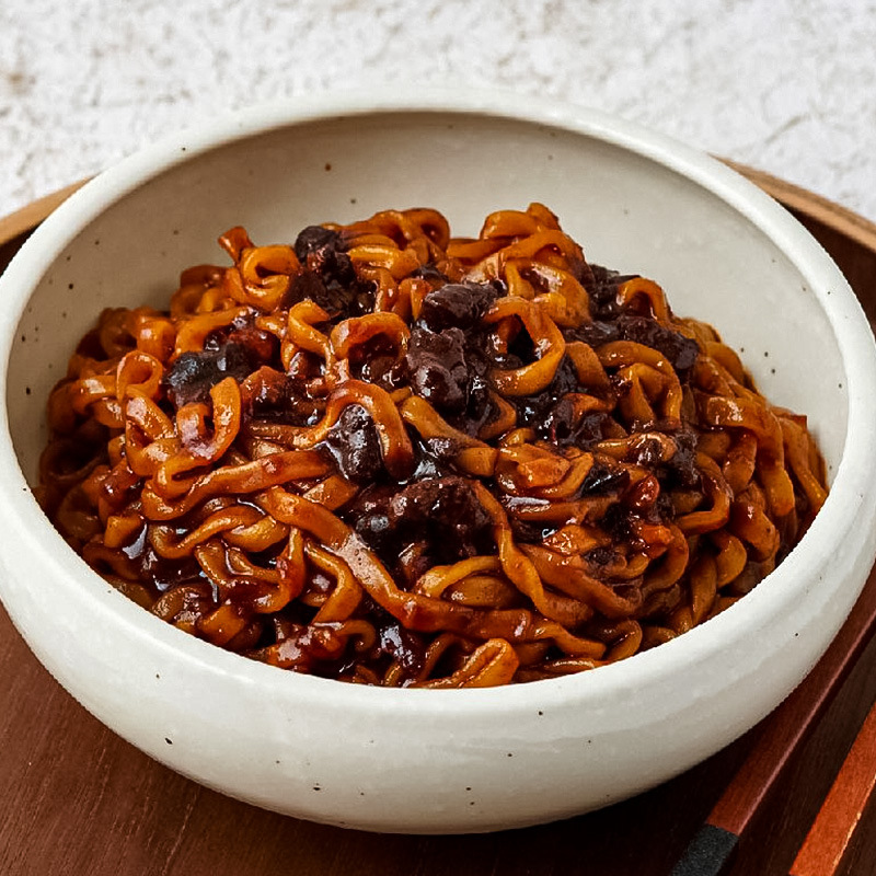 FIDEOS INTANTANEOS EN CUP RAMEN JJAJANGMEN SALSA NEGRA 190GR PALDO KOREA - Imagen 3