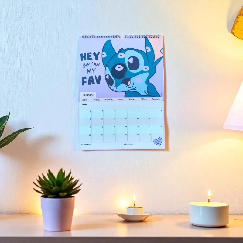 CALENDARIO DE PARED 30*40CM INCLUYE STICKERS MOOVING STITCH 2026 - Imagen 2